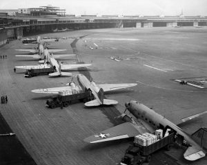 1127px-C-47s_at_Tempelhof_Airport_Berlin_1948